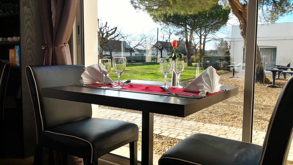 Logis Hotel Restaurant Des Chateaux Azay-le-Rideau Bagian luar foto