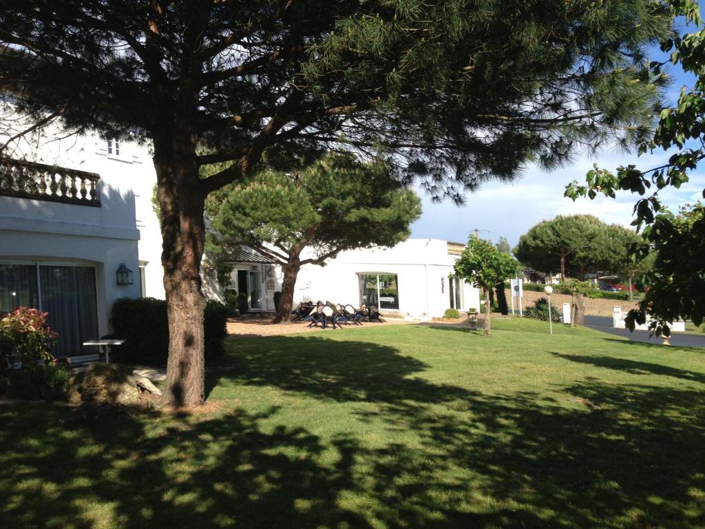 Logis Hotel Restaurant Des Chateaux Azay-le-Rideau Bagian luar foto